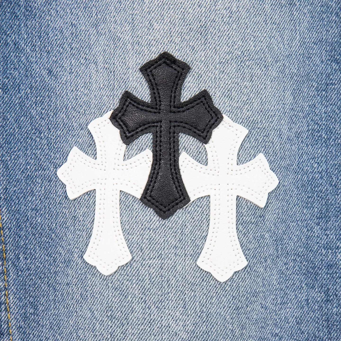 P260 Chrome Hearts light blue pants, Sanskrit black and white patchwork leather jeans. CH jeans need to be washed before being dismantled and then hand-stitched with sheepskin cross leather and then spliced ​​together. The whole piece has too many craftsmanship to explain. The patches are decorated with cross patterns, and the high-waisted washed jeans! ! Absolutely high-end luxury products, god-level single products and super popular products, made with top heavy industry, a must-see magic weapon. Customized hardware. The fabric is thick and soft after washing. It has good breathability. Customized small leather label. Unique design. The details are simple and elegant, and the workmanship is exquisite. The entire trousers are neatly routed and the details are in place! It’s so cool that both men and women can easily control the genderless trend! Style number: 1803# Color: blue Size: 28 30 32 34